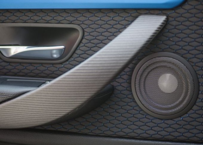 Głośnik Bluetooth zamontowany w drzwiach samochodu